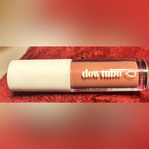 Dew Tube Lip Gloss in Petal- 1.5 ml - Picture 1 of 2